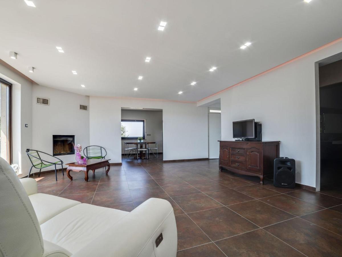 Belvilla By Oyo Modern Villa In Nissoria With Pool المظهر الخارجي الصورة